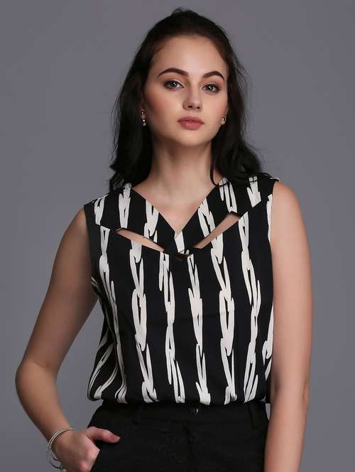 x-line cutout neck sleeveless top - 15445248 - Very Small Image - 1