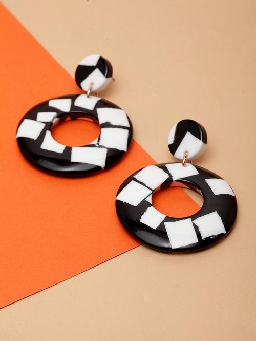 multi colored metal drop earring - 17289406 - Very Small Image - 1