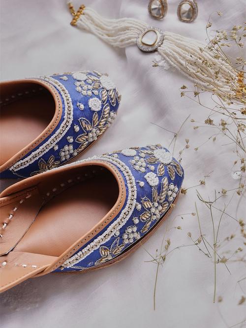 women embroidered slip on juttis - 21943232 - Very Small Image - 1