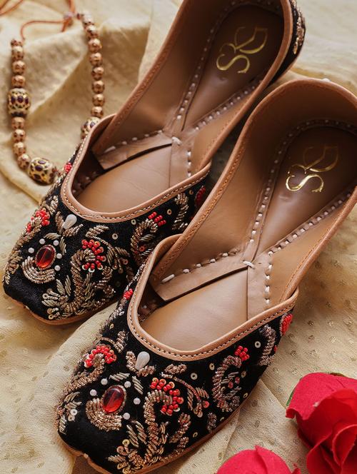 women embroidered slip on juttis - 21943237 - Very Small Image - 1