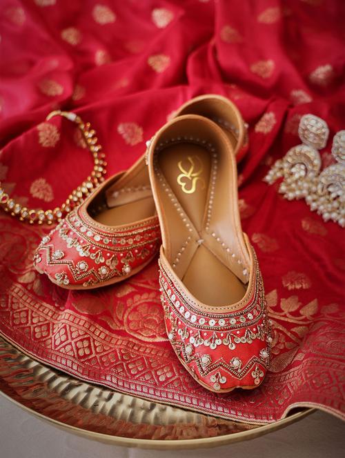 women embroidered slip on juttis - 21943249 - Very Small Image - 1