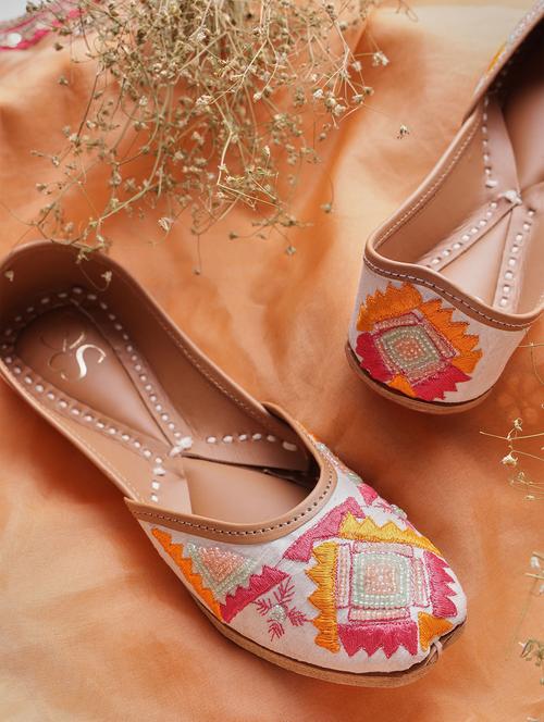 women embroidered slip on juttis - 21943257 - Very Small Image - 1