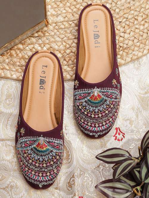 women embroidered slip on mojari - 22030799 - Very Small Image - 1