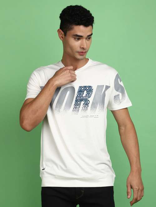 men round neck chest print t-shirt - 20728125 - Very Small Image - 1