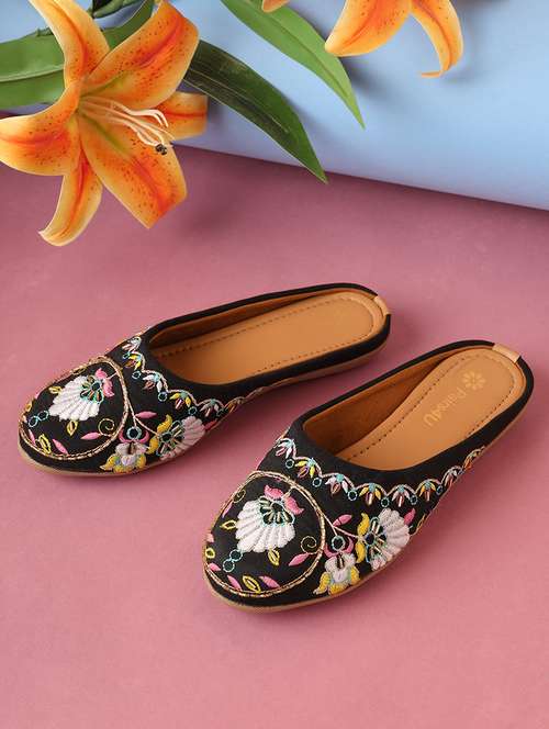 women embroidered slip on mojaris - 21662959 - Very Small Image - 1