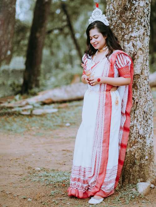 women white boardered handloom saree with blouse - 22004997 - Very Small Image - 1